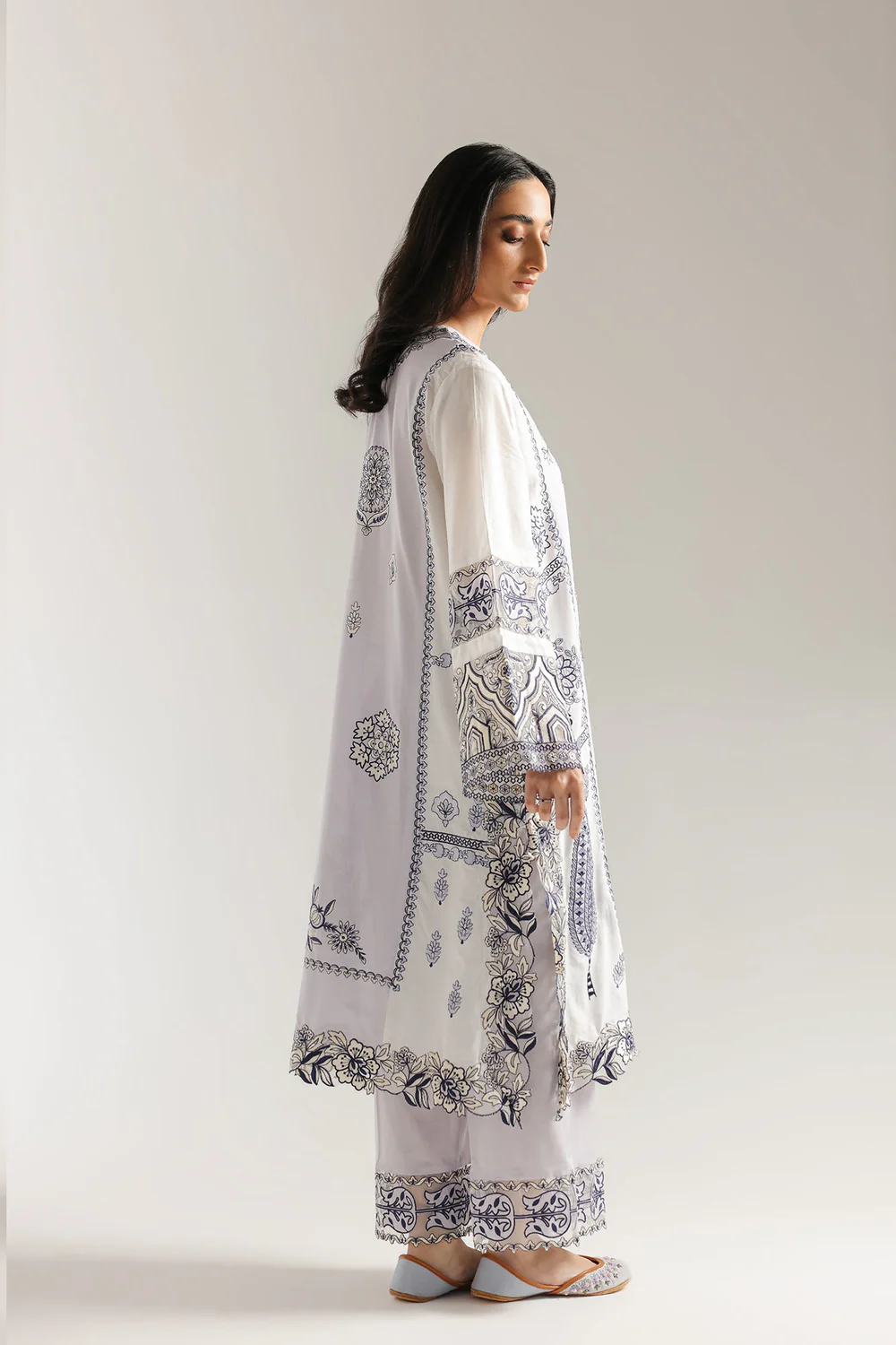 EMBROIDERED SUIT - Image 4