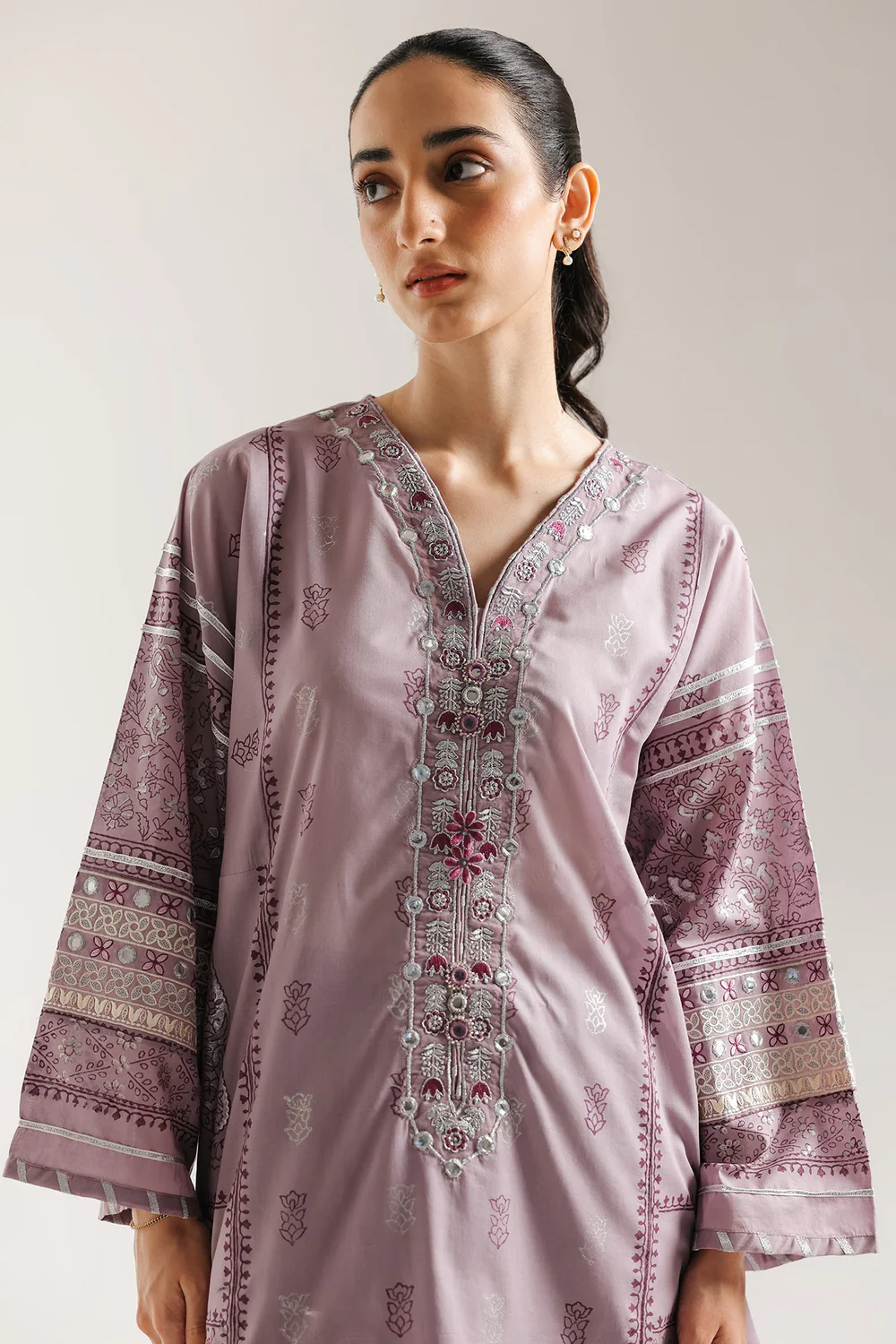 EMBROIDERED SUIT - Image 2